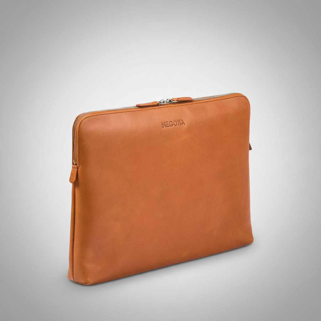 Mantle Sleeve 15.6 inch Cognac