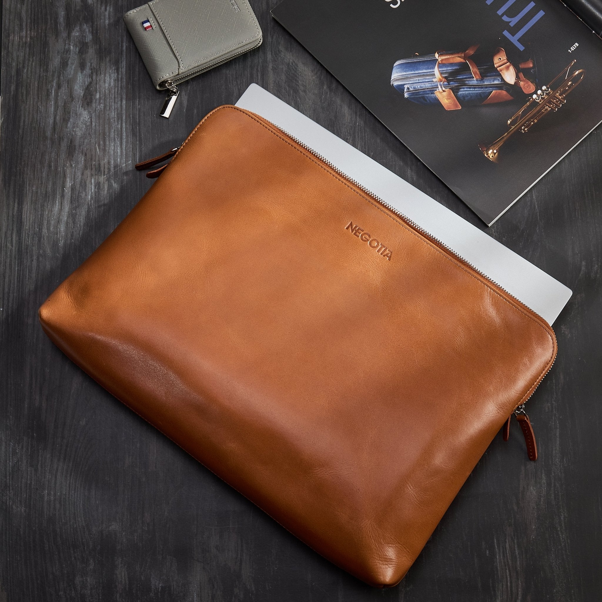Alpha | Laptop sleeve Carry - All 15,6'' Bruin - NEGOTIA Leather