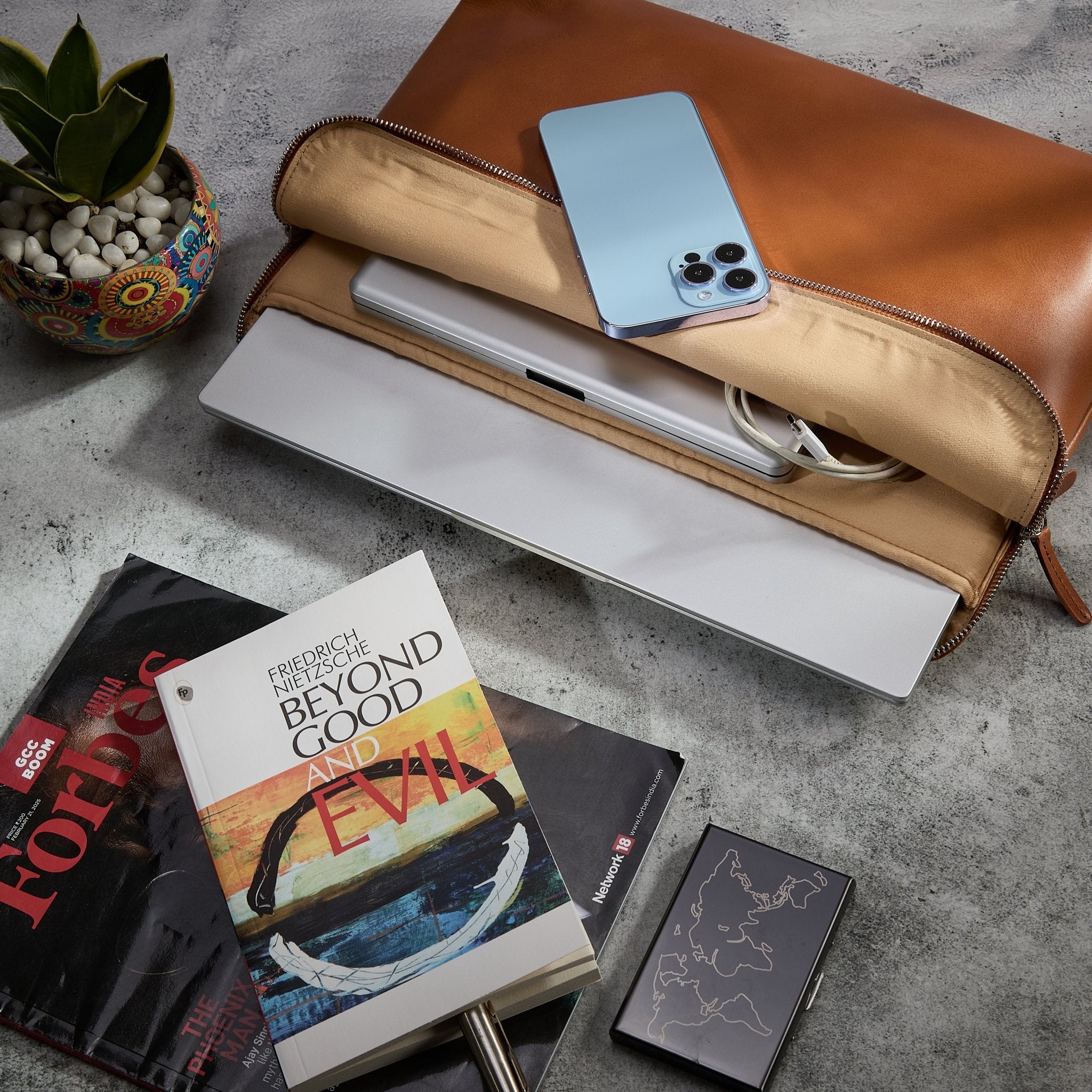 Alpha | Laptop sleeve Carry - All 15,6'' Bruin - NEGOTIA Leather