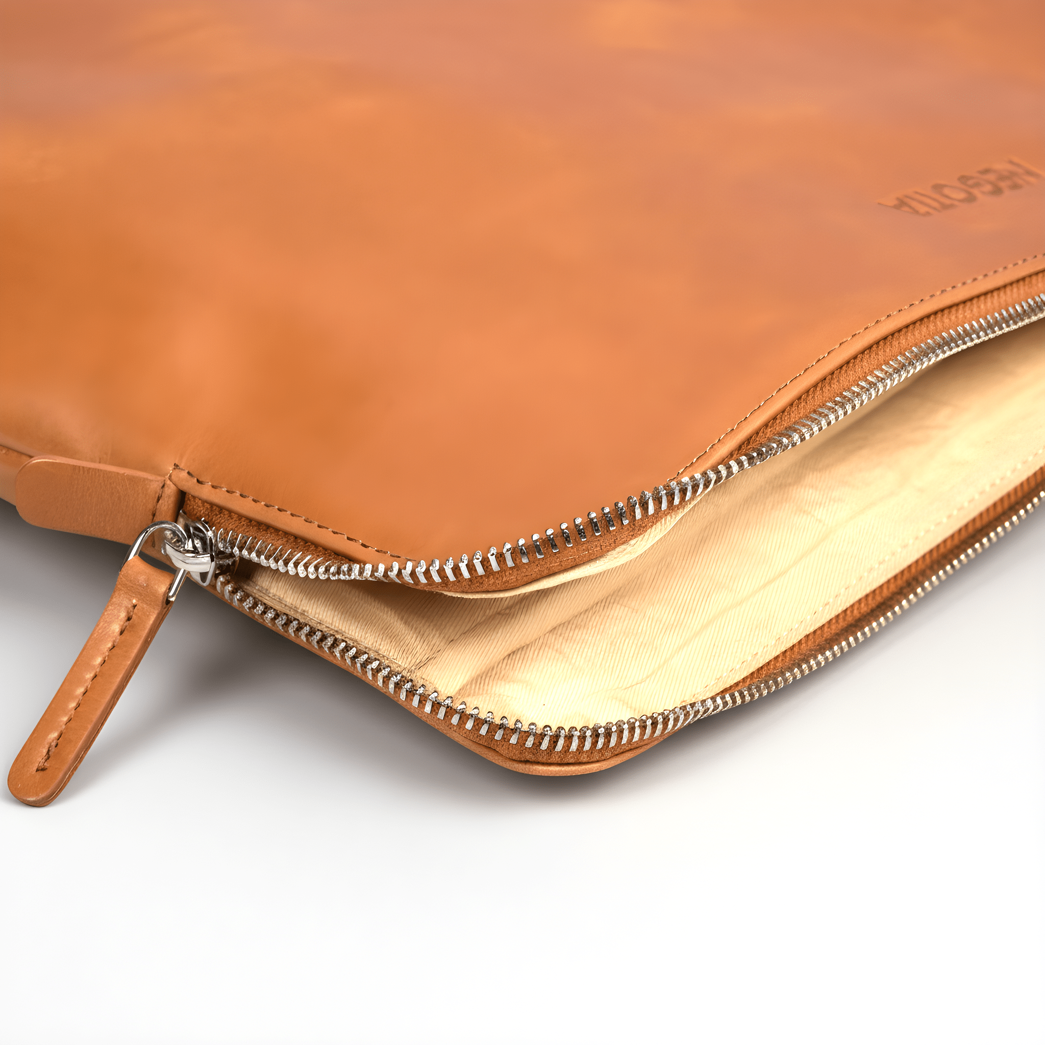 Alpha | Laptopsleeve Carry - All 14'' Bruin - NEGOTIA Leather