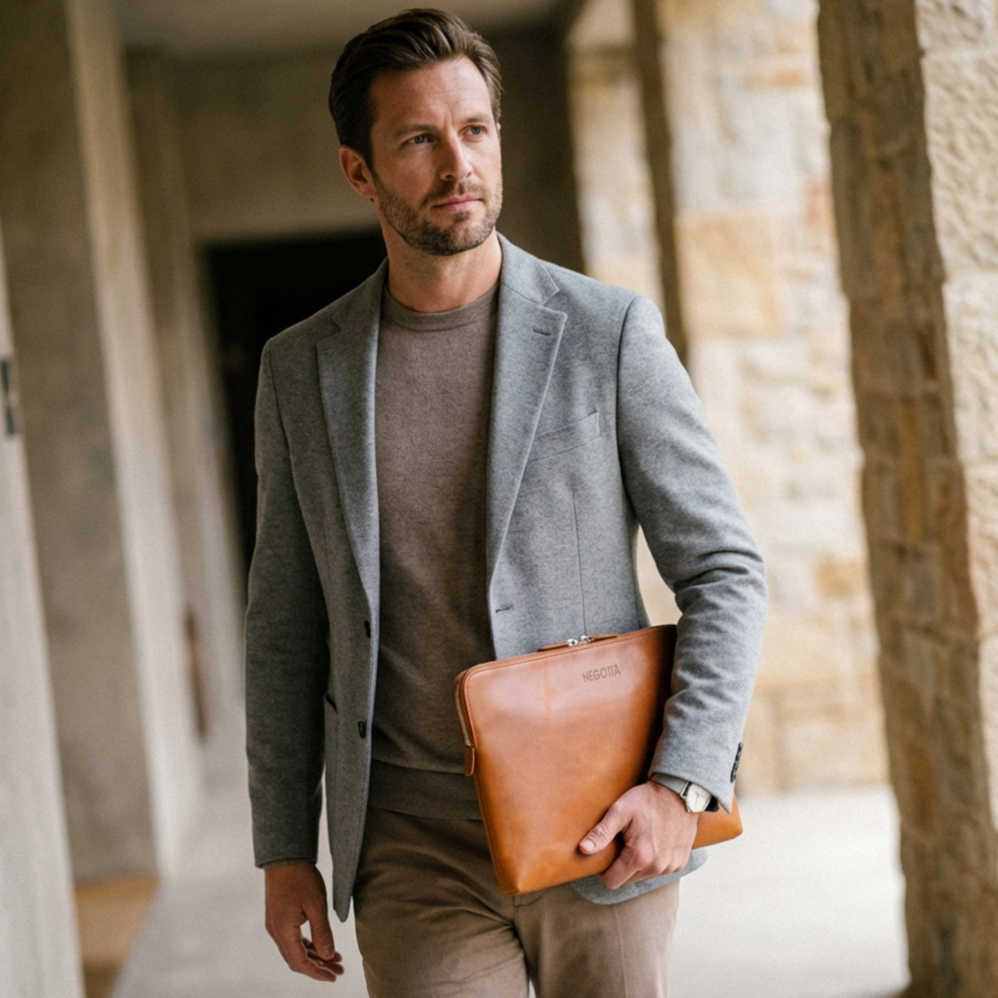 Mantle Sleeve 15.6 inch Cognac - Negotia Leather