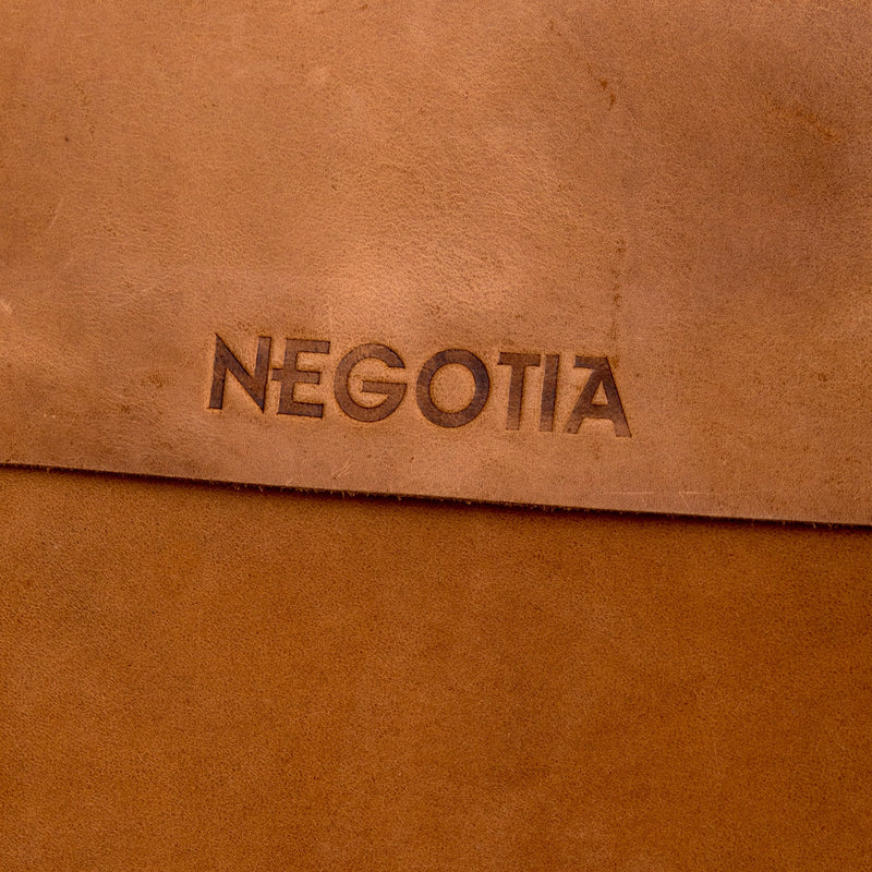 Alpha | Laptopsleeve 13,8" Bruin - NEGOTIA Leather