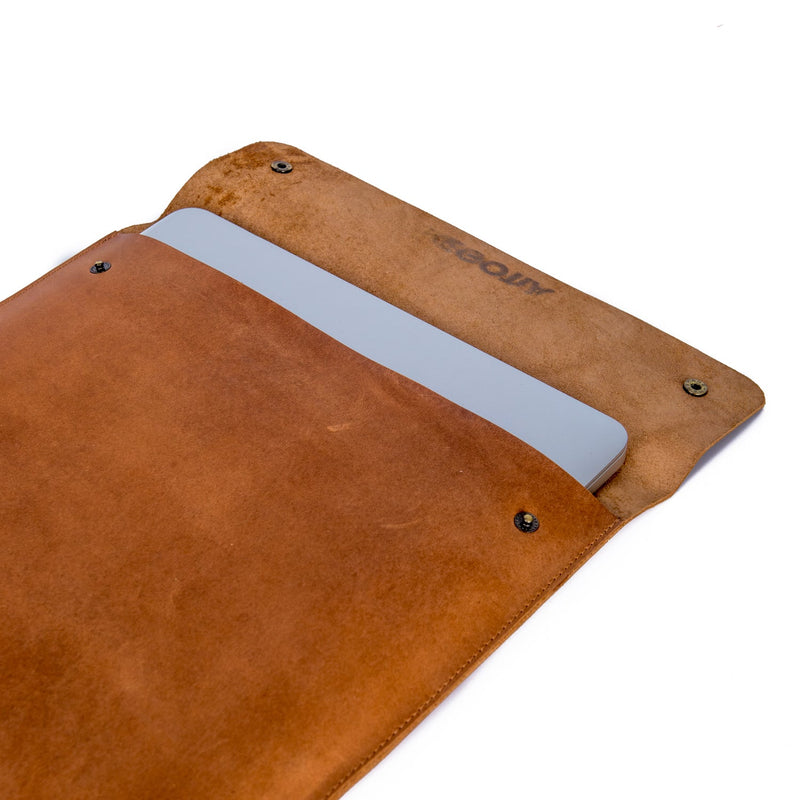 Alpha | Laptopsleeve 15,6" Bruin - NEGOTIA Leather