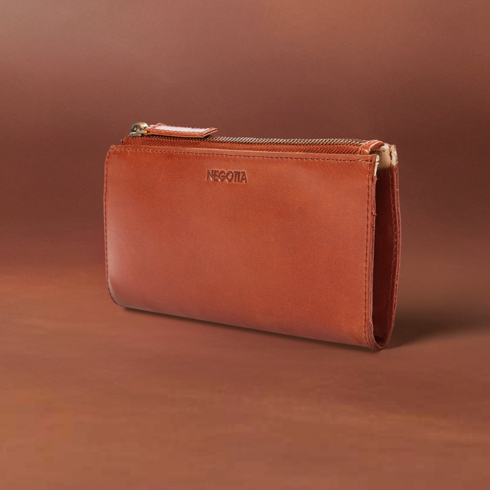 Alpha I Essential Case Bruin - NEGOTIA Leather