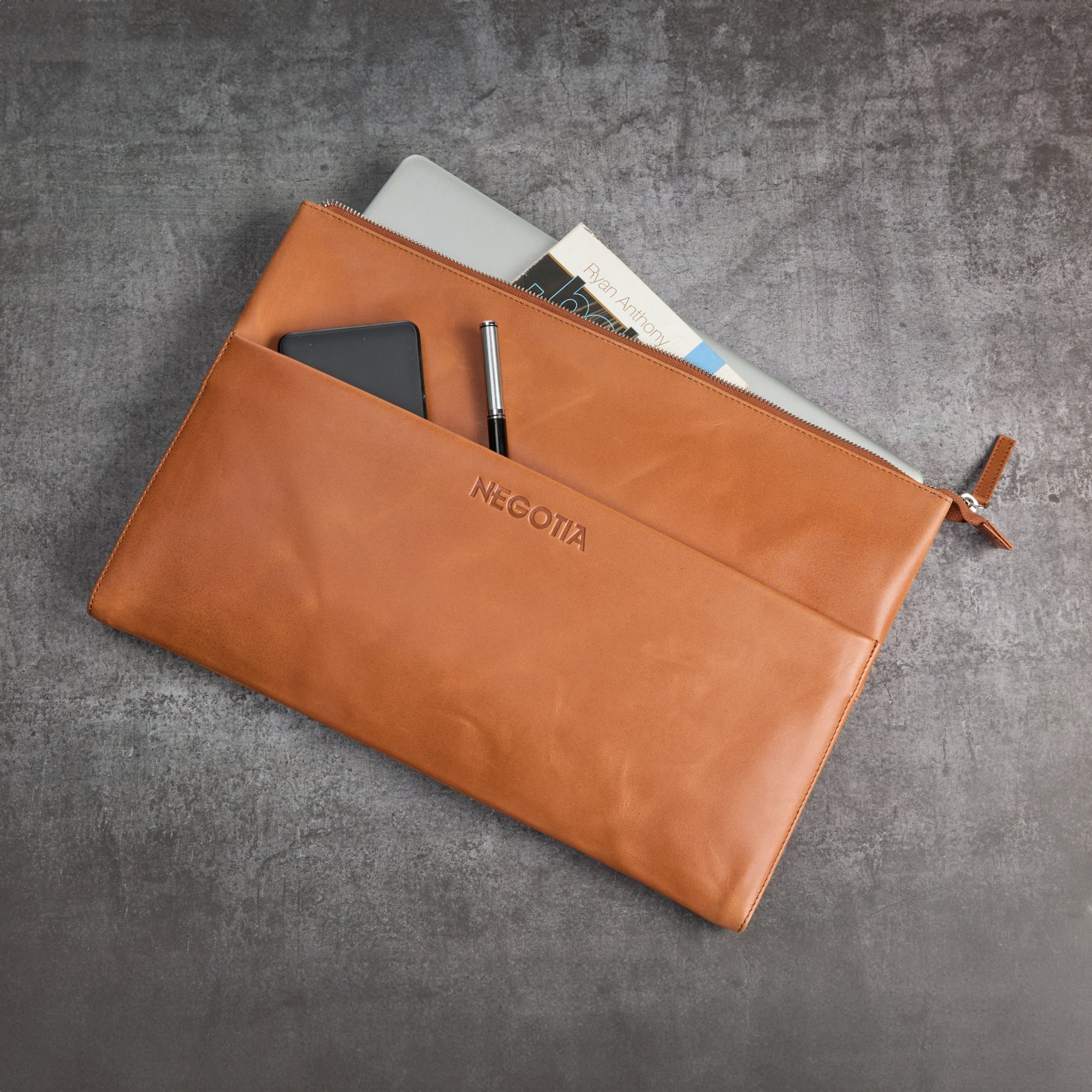 Alpha | Laptop Folio 15,6'' Bruin - NEGOTIA Leather