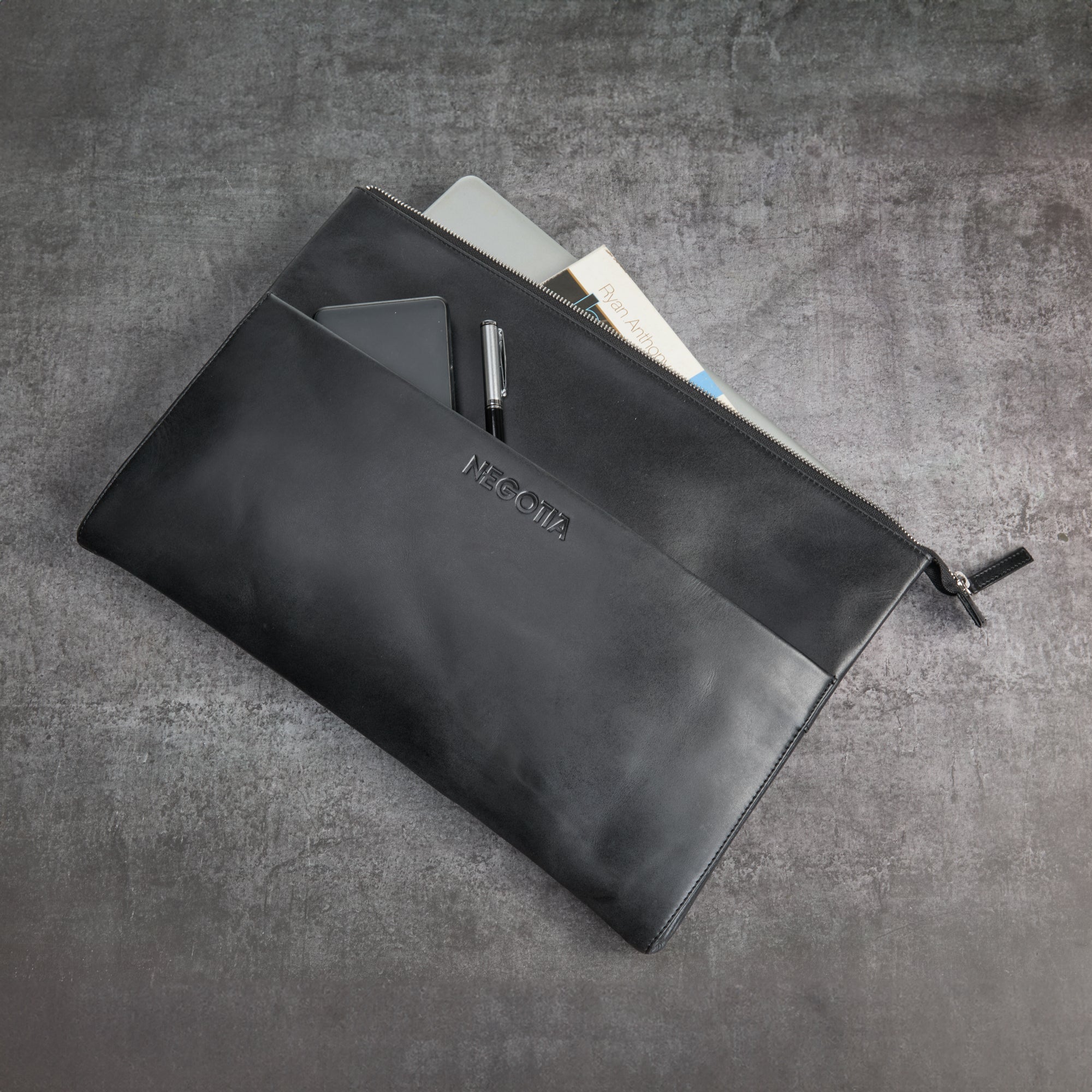 Alpha | Laptop Folio 15,6'' Zwart - NEGOTIA Leather