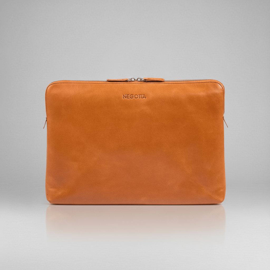 Alpha | Laptopsleeve Carry - All 15,6'' Bruin - NEGOTIA Leather