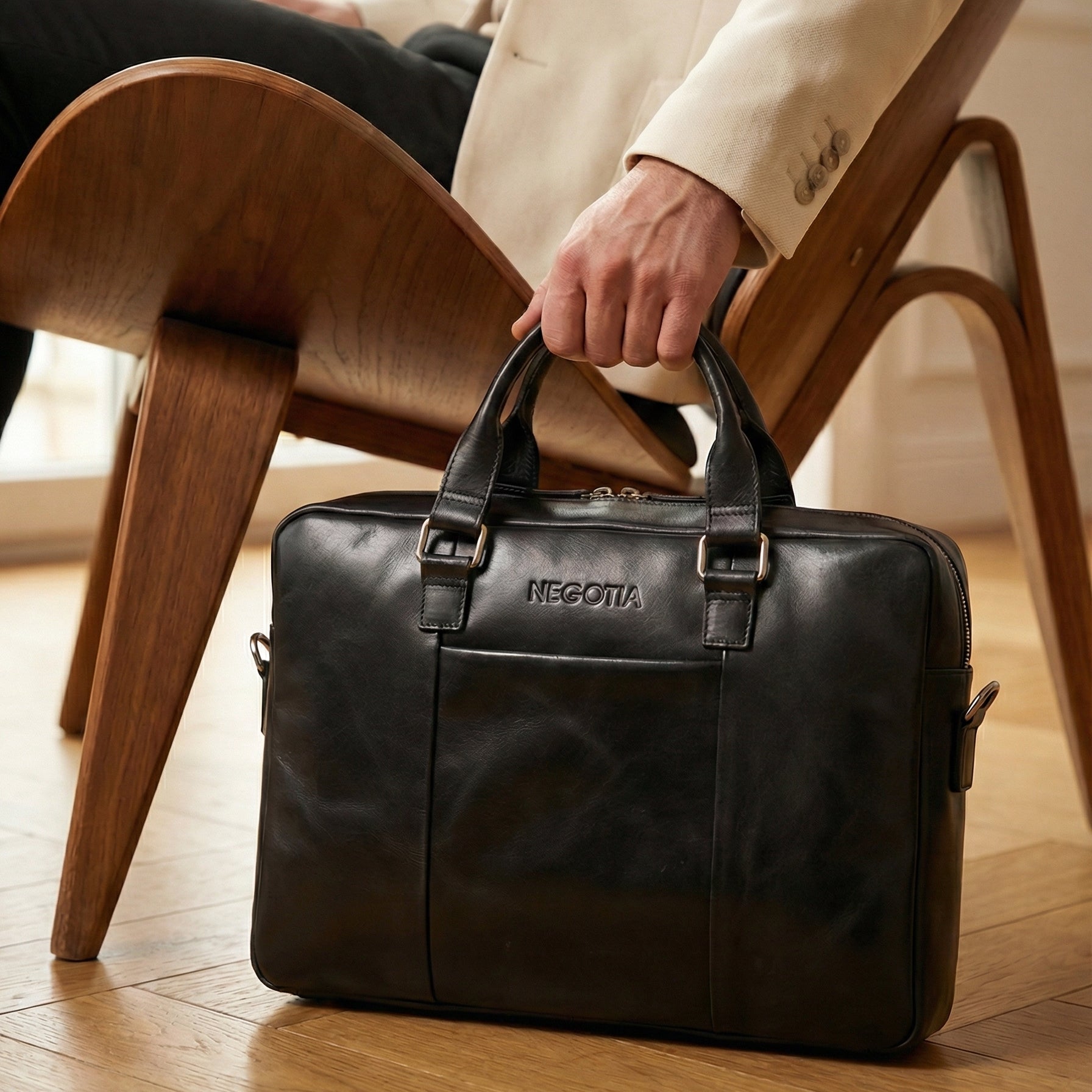 N ー LEOTA Sorel Laptoptas Zwart - Luxe Leren Werktas | Negotia