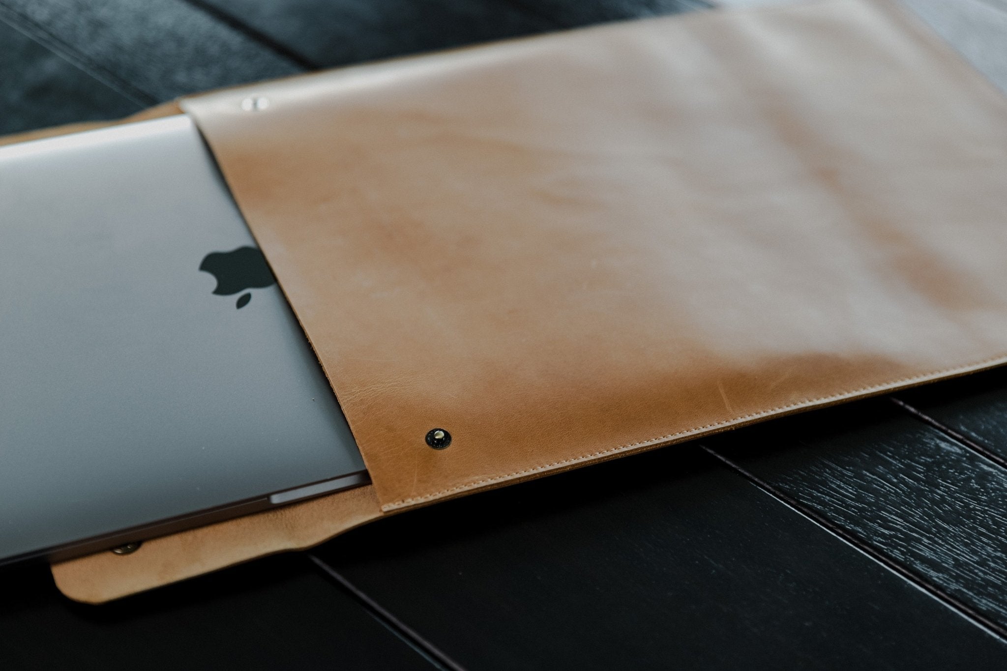 Alpha | Laptopsleeve 13,8" Bruin - NEGOTIA Leather