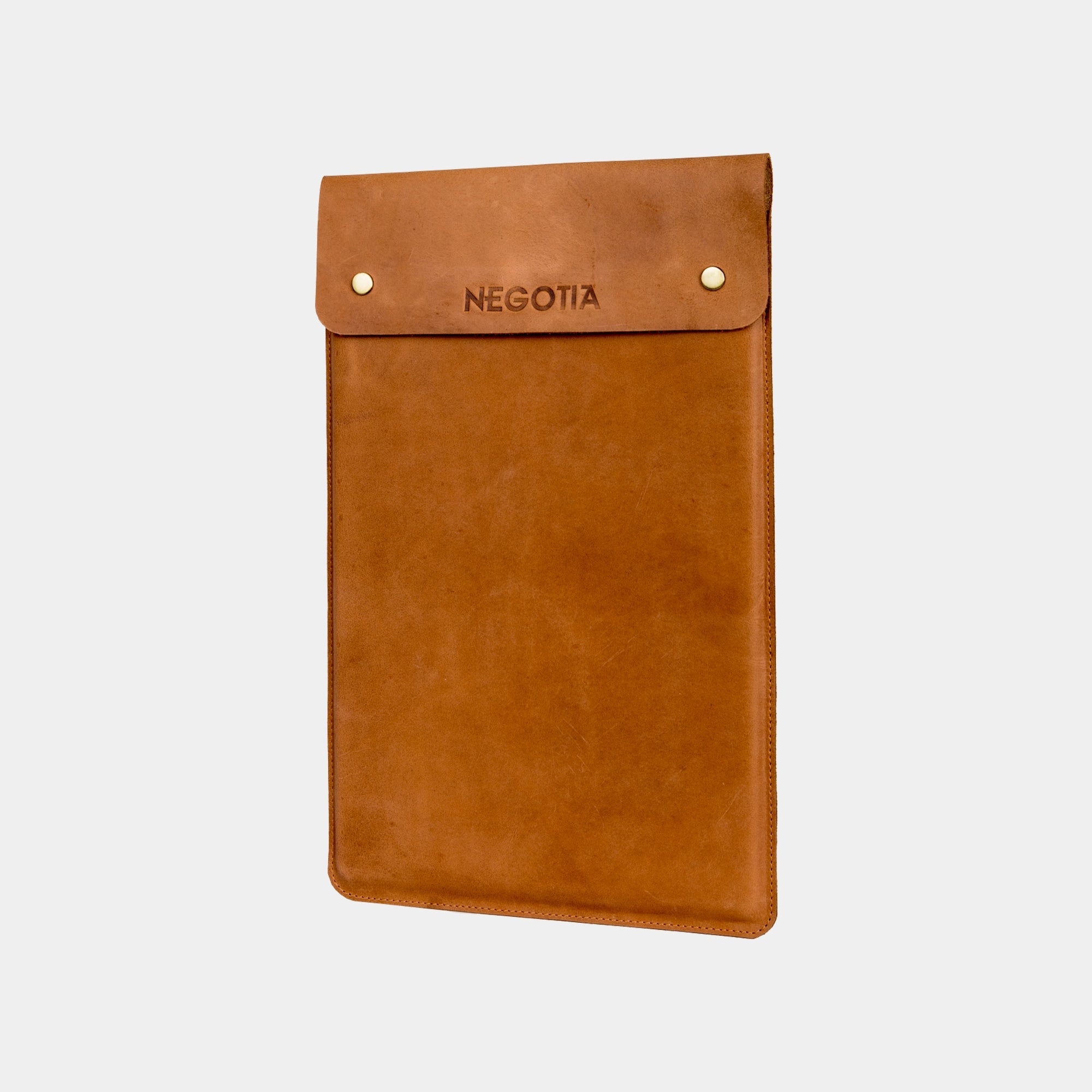 Alpha | Laptopsleeve 13,8" Bruin - NEGOTIA Leather