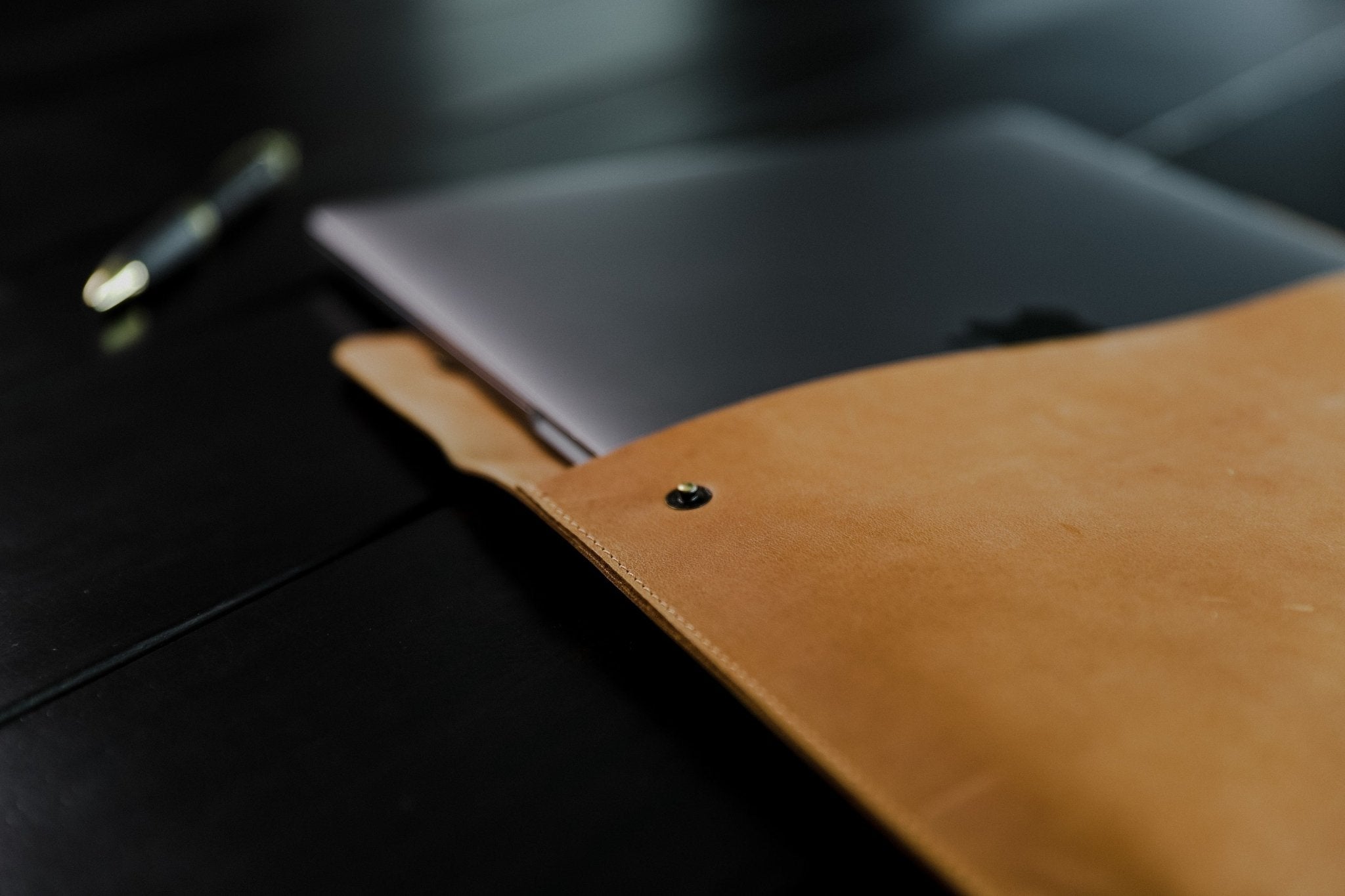 Alpha | Laptopsleeve 13,8" Bruin - NEGOTIA Leather