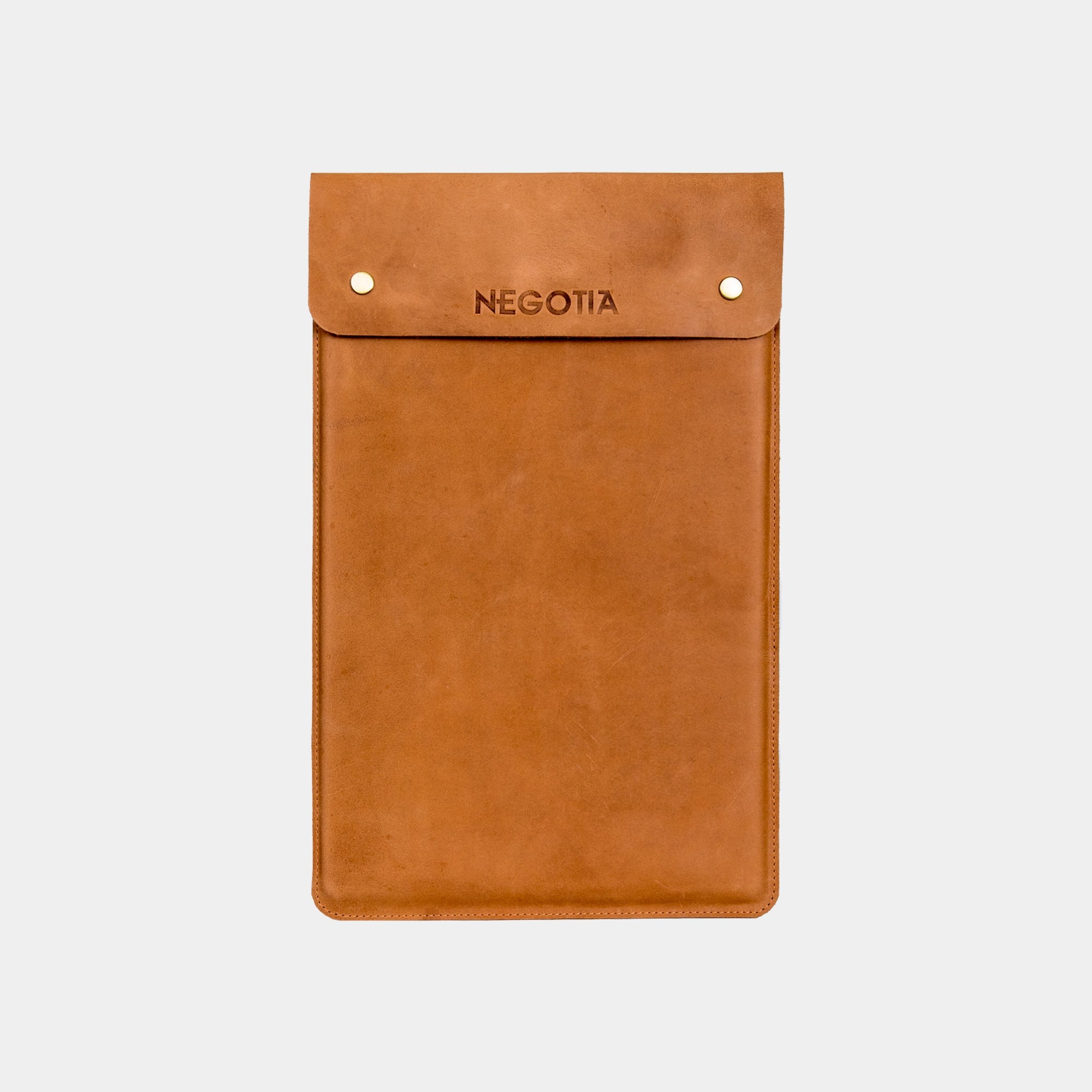 Alpha | Laptopsleeve 13,8" Bruin - NEGOTIA Leather