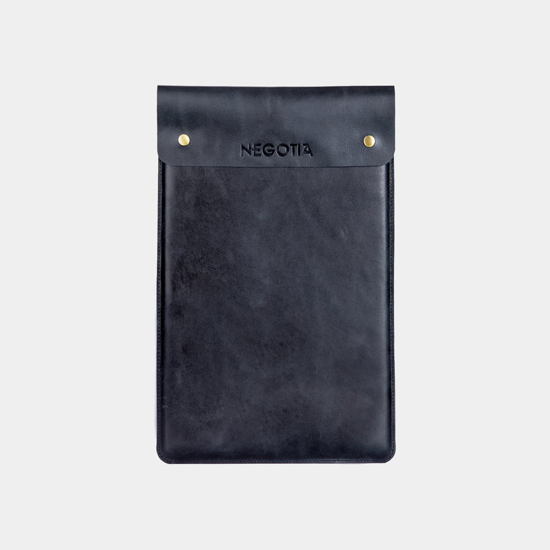 Alpha | Laptopsleeve 13,8" Zwart - NEGOTIA Leather