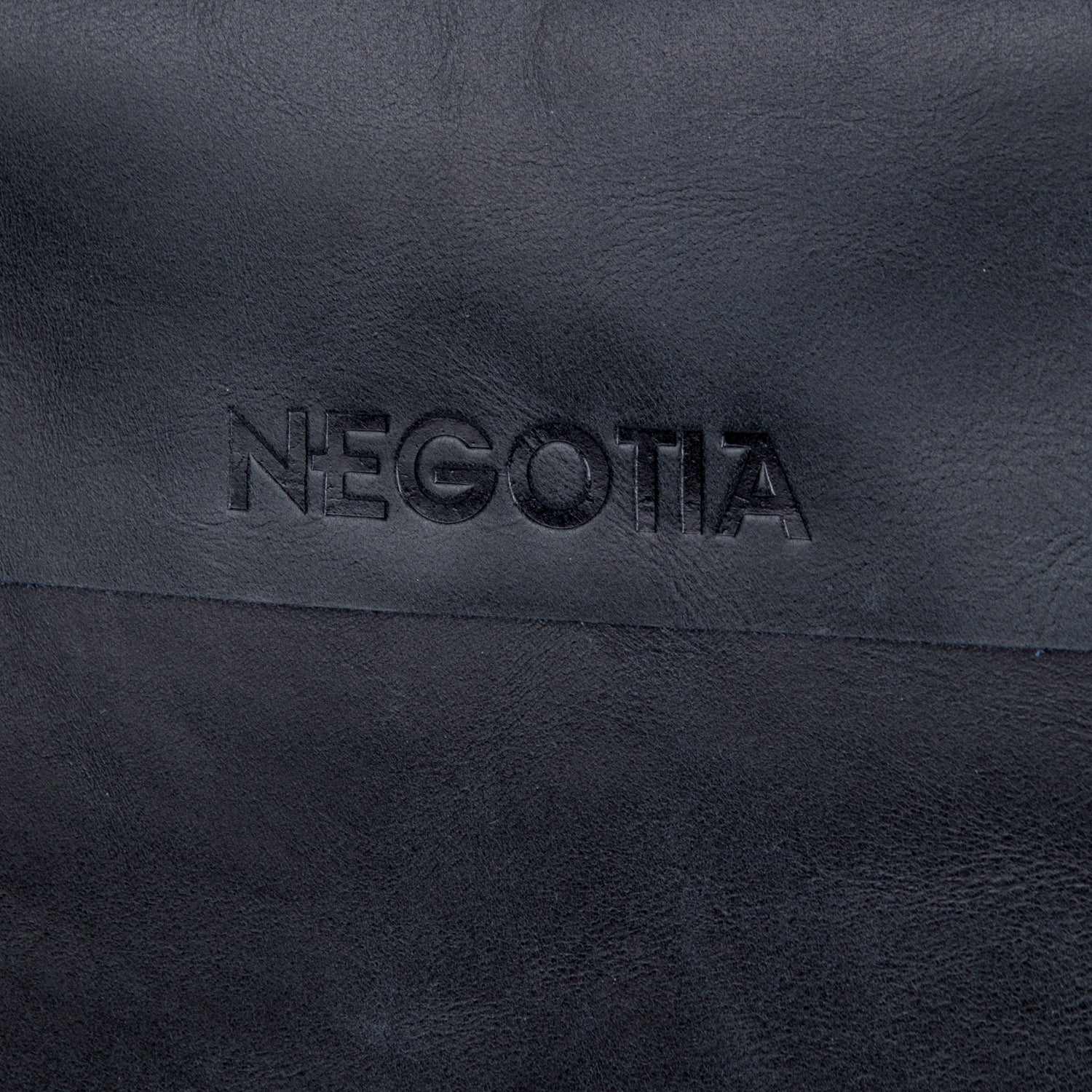 Alpha | Laptopsleeve 13,8" Zwart - NEGOTIA Leather