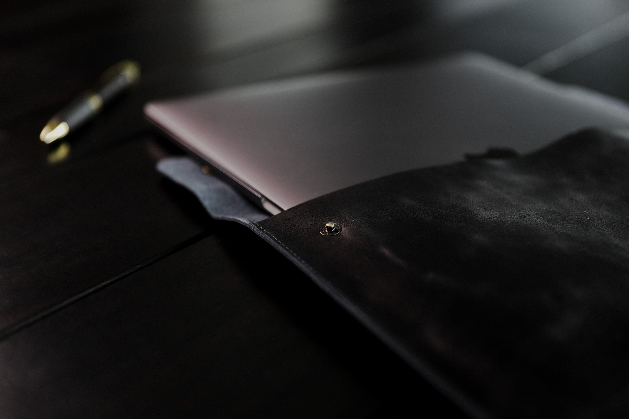 Alpha | Laptopsleeve 13,8" Zwart - NEGOTIA Leather