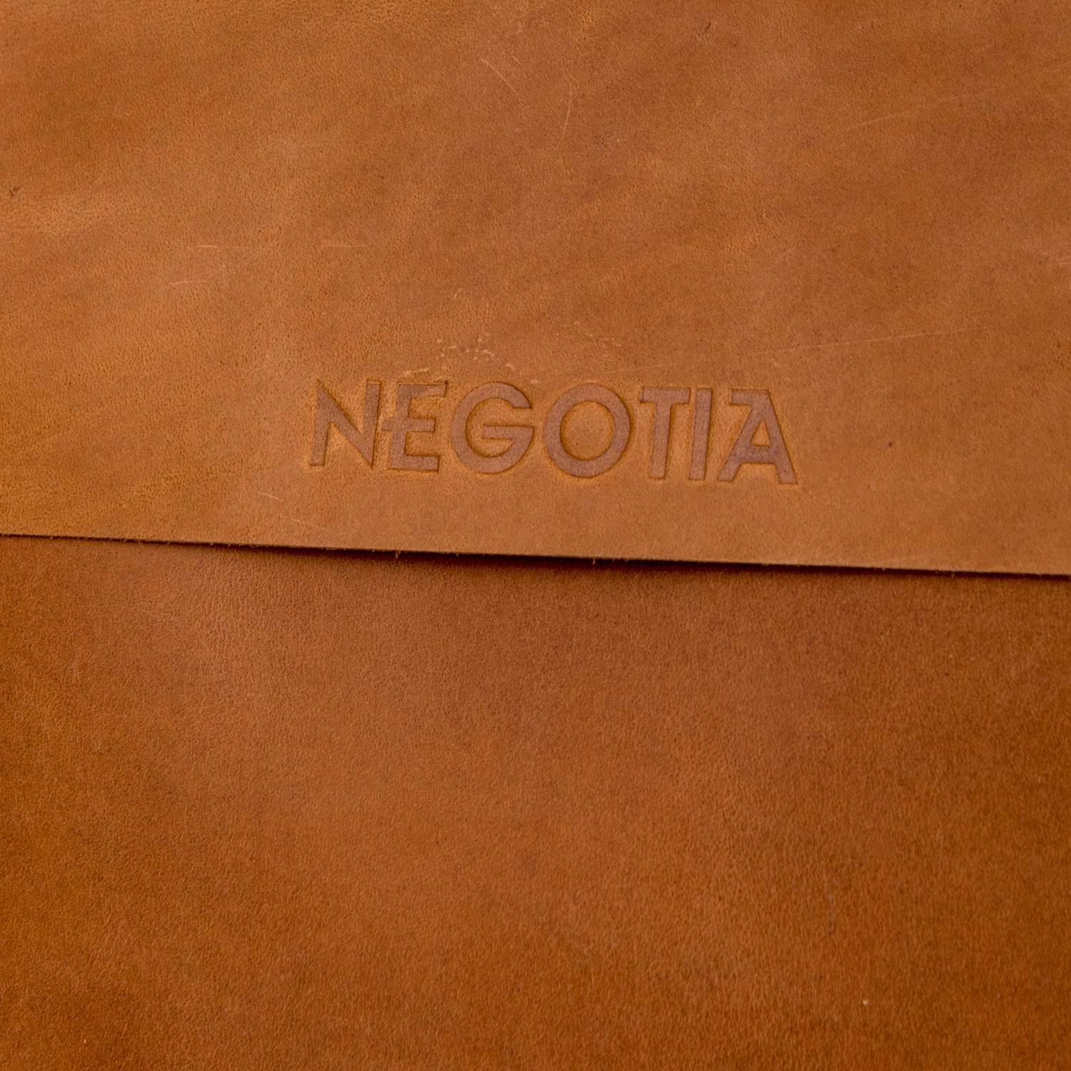 Alpha | Laptopsleeve 15,6" Bruin - NEGOTIA Leather