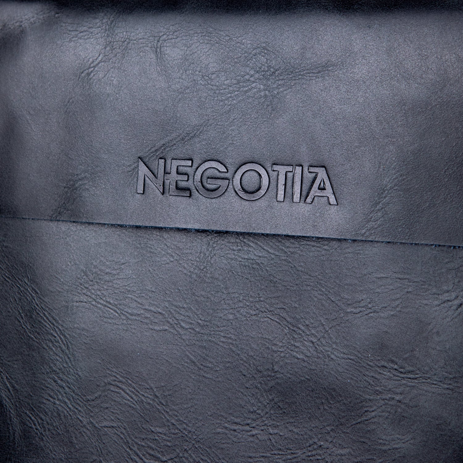 Alpha | Laptopsleeve 15,6" Zwart - NEGOTIA Leather